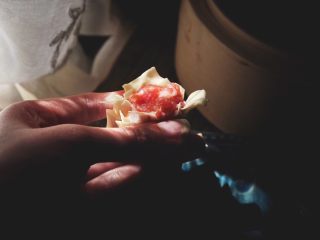 15、皮薄肉嫩的 纯肉烧卖,用手捏一捏收口,烧卖就包好啦