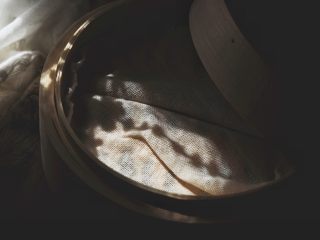 16、皮薄肉嫩的 纯肉烧卖,蒸笼内铺上笼布