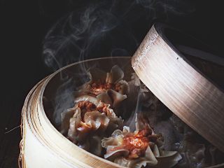 19、皮薄肉嫩的 纯肉烧卖,蒸好后取出烧卖,趁热吃~