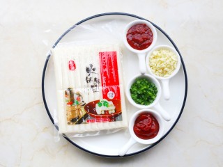 1、好吃到舔盘的韩式辣酱炒年糕,准备好所有食材。
