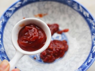 3、好吃到舔盘的韩式辣酱炒年糕,一勺番茄酱。