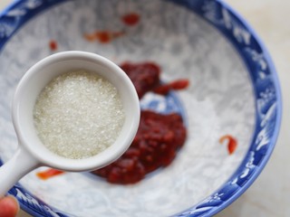 4、好吃到舔盘的韩式辣酱炒年糕,一勺白糖。