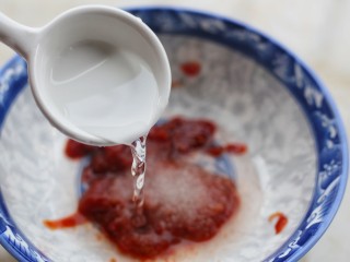 5、好吃到舔盘的韩式辣酱炒年糕,一勺白醋。