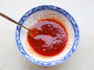 6、好吃到舔盘的韩式辣酱炒年糕,拌匀。