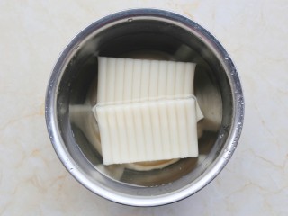 7、好吃到舔盘的韩式辣酱炒年糕,年糕泡入冷水中。