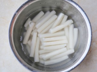 9、好吃到舔盘的韩式辣酱炒年糕,捞出泡冷水中。