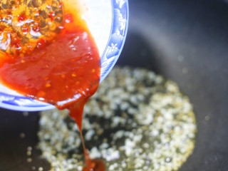 11、好吃到舔盘的韩式辣酱炒年糕,加入韩式辣酱。