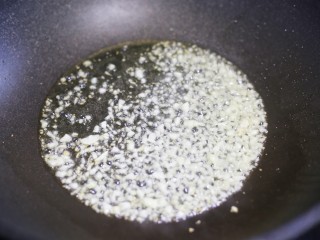 10、好吃到舔盘的韩式辣酱炒年糕,热锅热油爆香大蒜。