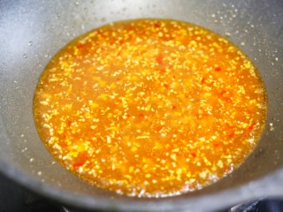 12、好吃到舔盘的韩式辣酱炒年糕,加一碗水煮开。