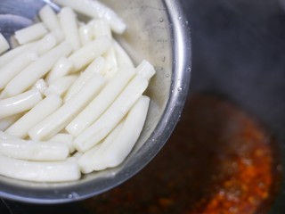 13、好吃到舔盘的韩式辣酱炒年糕,加入年糕。