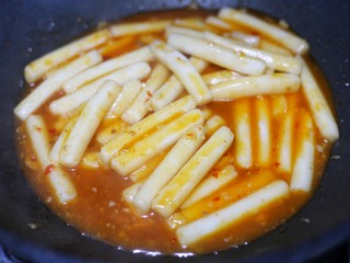 14、好吃到舔盘的韩式辣酱炒年糕,煮一分钟收汁。