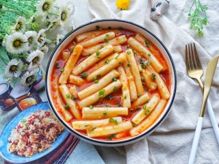 15、好吃到舔盘的韩式辣酱炒年糕,加入葱花。