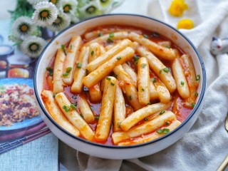 16、好吃到舔盘的韩式辣酱炒年糕,成品。