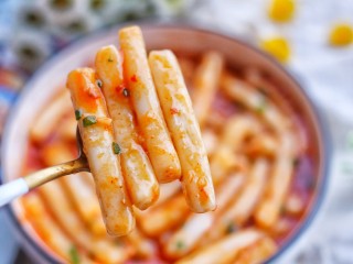 17、好吃到舔盘的韩式辣酱炒年糕,好吃到停不下来。