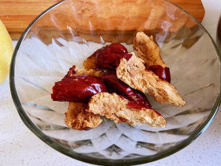 2、苹果银耳红枣汤,大枣可以整颗,也可以像这样撕开,去核。