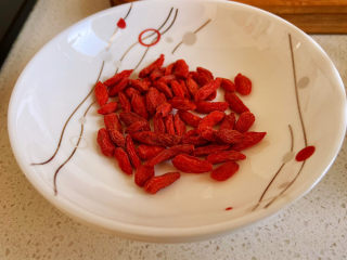 5、苹果银耳红枣汤,枸杞子适量,没有也可以不放。