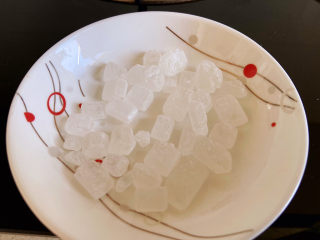 6、苹果银耳红枣汤,冰糖的量还是应该根据水果和水的量来决定。