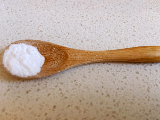 7、苹果银耳红枣汤,这个是小苏打,放一点点就可以,小苏打的作用是可以保持水果的色泽,还可以使煮好的银耳变得糯糯的,汤汁也会比较醇厚。