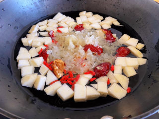 8、苹果银耳红枣汤,这样放在一起加适量水就可以煮了。