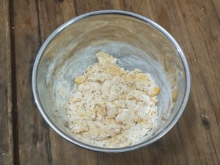 2、南瓜玫瑰馒头。,加了面粉用筷子搅拌成絮状