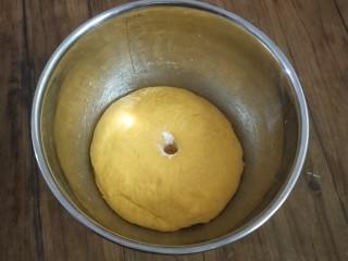 4、南瓜玫瑰馒头。,用手沾点面粉搓个小孔，不会回收的状态就好。