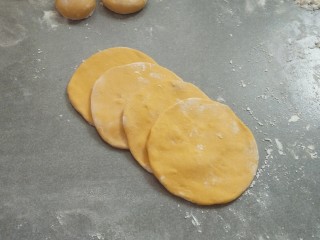 8、南瓜玫瑰馒头。,把四片对叠