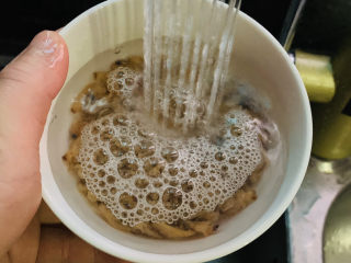 4、冬瓜蛤蜊汤,蛤蜊干用清水先冲洗一下；