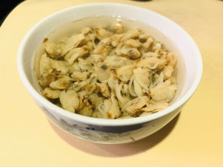 5、冬瓜蛤蜊汤,提前一小时泡发蛤蜊干，但不要隔夜泡发，海鲜隔夜容易滋生细菌；