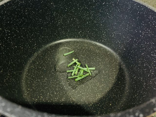 6、冬瓜蛤蜊汤,锅加一点点油，葱白连葱叶洗净，切小段，入锅内炒香，炒香的葱油去腥味很好；