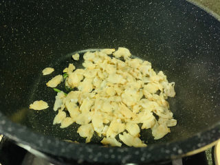 7、冬瓜蛤蜊汤,加入蛤蜊干炒香，先炒蛤蜊干，汤汁才会浓白；