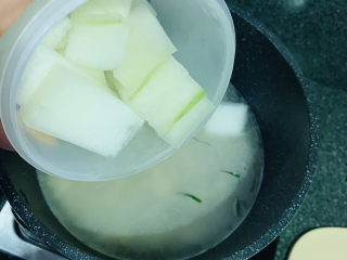 9、冬瓜蛤蜊汤,同时加入切好的冬瓜薄片；