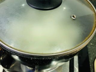 11、冬瓜蛤蜊汤,大火，盖住锅盖焖煮；