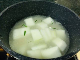 10、冬瓜蛤蜊汤,蛤蜊干和冬瓜搅拌一下；