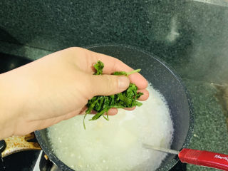 15、冬瓜蛤蜊汤,撒些芹菜增香；