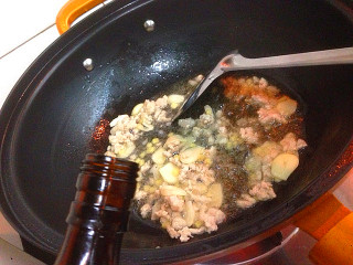 4、香辣日本豆腐,倒入一丢丢的料酒