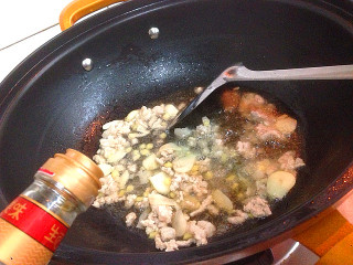 5、香辣日本豆腐,因为我没有提前腌制，所以加了一点点生抽