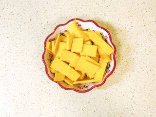 4、南瓜汤圆,南瓜洗净，去皮，切成薄片