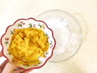 8、南瓜汤圆,加入南瓜泥