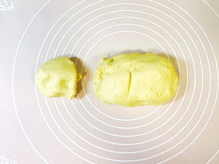 11、南瓜汤圆,倒在案板上，继续揉匀，切四分之一