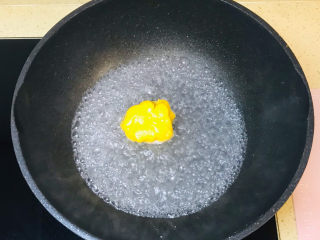 12、南瓜汤圆,扔进锅里，加水煮熟