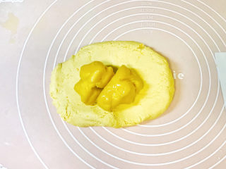 13、南瓜汤圆,捡起来，控干水分，加入剩余的面团中