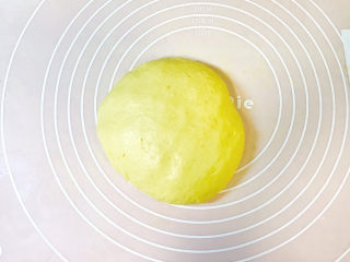 14、南瓜汤圆,继续揉圆，一开始会比较粘手，越揉越光滑，一直揉至光滑