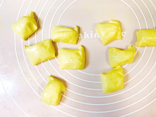 16、南瓜汤圆,切成小剂子，每个30克左右