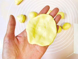 18、南瓜汤圆,取一个，按压成圆片