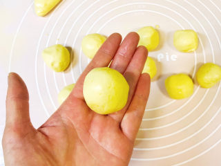 20、南瓜汤圆,包起来，只要不漏馅就可以，在手心里搓成圆球