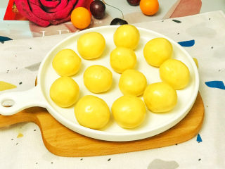 21、南瓜汤圆,全部包好，移至盘中