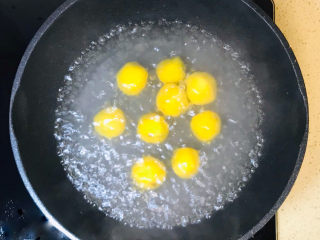 23、南瓜汤圆,锅里加水烧开，下入汤圆