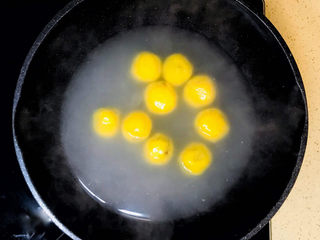 24、南瓜汤圆,煮一个开，全部飘起来就是熟透了