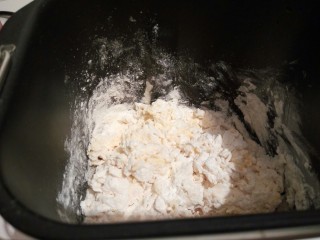 2、自制火腿肠披萨,先用筷子搅拌一下，这样等一下放到面包机里面去，不会把那个粉搅的到处都是。