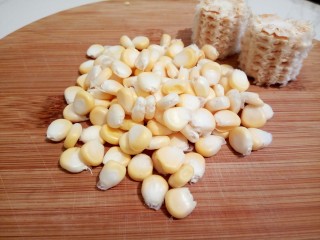 10、自制火腿肠披萨,然后用手一扳，就可以把一整排扳下来了，是不是很方便。